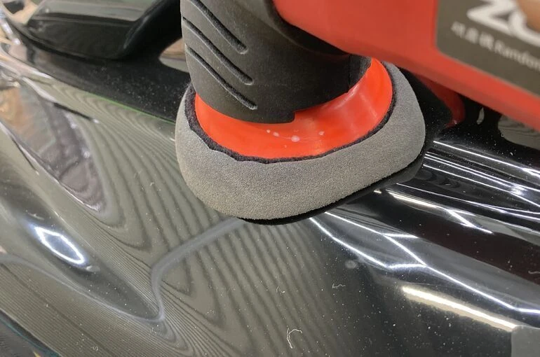 車と違い細かいので小径のバフを使用して研磨します。