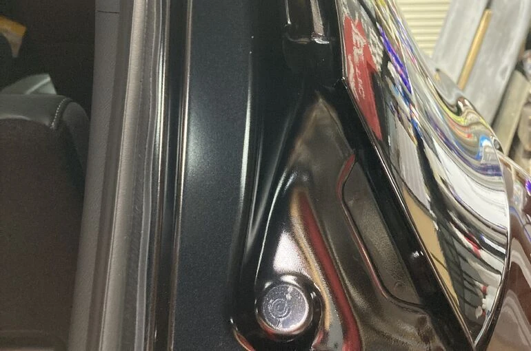 ワゴン車系のリヤゲート内側は、埃が溜まりやすくそのまま放置しておくとなかなか汚れが落ちにくくなります。コーティング施工時にこの点にも拘り作業しています。